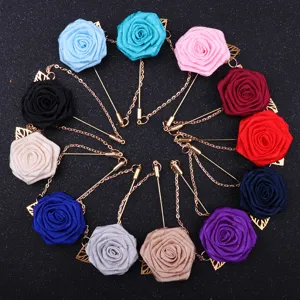 Vue détaillée de broches de roses de tela con cadenas metálicas para trajes de hombre.