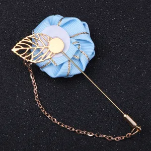 Nahaufnahme Detail der blauen Band-Rosen-Anstecknadel mit goldenem Stift und Kette.