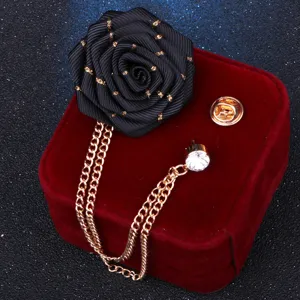 Handgefertigte schwarze Bandrosen Realnadel mit Goldkette und Strass Anzugbrosche Detail.