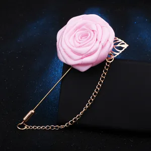 Exquise broche fleur rose en tissu rose avec longue épingle dorée et chaîne homme