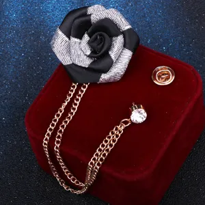 Détails de broche fleur rose en tissu pour homme avec chaîne gland et pendentif strass.