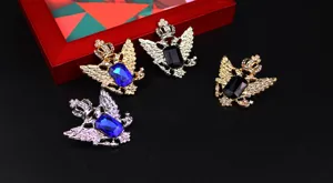 Nahaufnahme Detail der vintage Doppeladler Krone Kristall Strass Brosche für Herren.