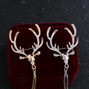 Broche tete de cerf en strass avec chaine a pampilles pour costume et chemise