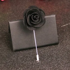 Elegante schwarze Stoff-Kamelien-Brosche mit langer Silbernadel für Herren Anzug.