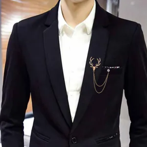 Broche cerf exquise avec chaine a pampilles, elegante epingle de revers en metal pour costume homme.