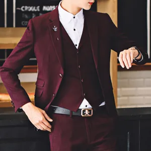 Abito da uomo bordeaux tre pezzi elegante con mini spilla a corona di cristallo dettaglio