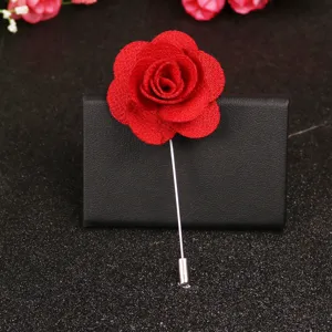 Rote Stoffrose Anstecknadel mit langem Metallstab für Herren Anzug Blumenaccessoire.