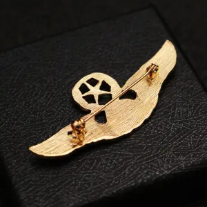Vintage gold tone wing brooch metal pin lapel badge for men and women fashion accessories