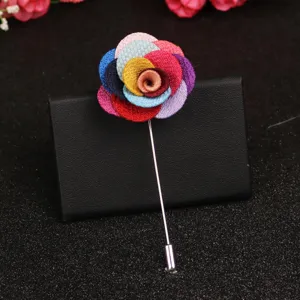 Nahaufnahme der bunten Stoffblumen Anstecknadel, stilvolles Herren Boutonniere Detail.