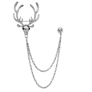 Broche cerf argentee exquise avec des strass scintillants et des chaines a pampilles.