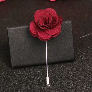 Dunkelrote Stoff-Kamelie AnsichtDetailansicht, eleganter langer silberner Broschenstift.