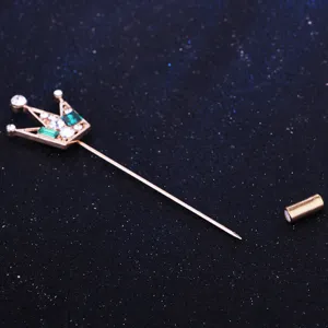 Primo piano dettagliato di una spilla a corona di cristallo scintillante e design elegante.