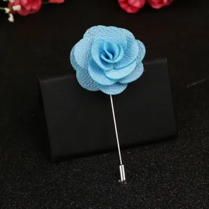 Blau Stoff Kamelie Blume Anstecknadel für Herren, elegantes Anzug-Accessoire Detailansicht.