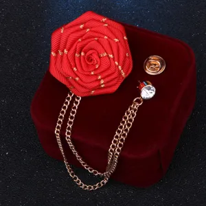 Handgefertigte rote Stoffrosen Brosche mit Quastenkette und Strass Reversnadel Schmuck.