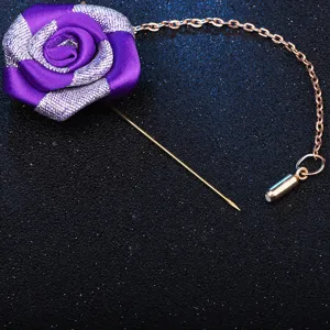 Handgefertigte Stoffblume Brosche im Detail, elegantes violettes Design mit langer Nadel.