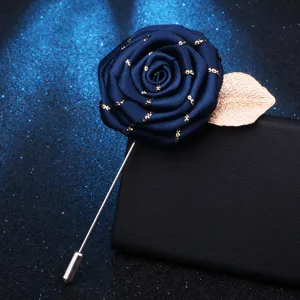 Broche rose en tissu bleu fonce exquise avec feuille d'or et longue epingle costume.
