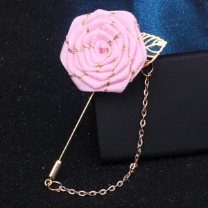 Rosa Stoffrosen Reversnadel mit Goldkette und langem Stift fur elegante Anzuge und Uniformen.