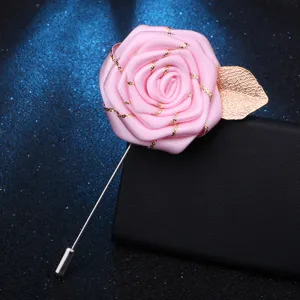 Broche fleur de rose en tissu rose avec feuille dorée, accessoire de costume élégant pour tous.