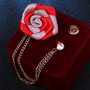 Broche fleur en tissu pour homme avec chaîne à pampilles et détail cristal, chic.