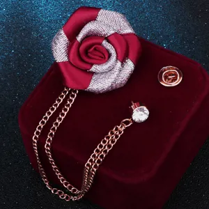 Gros plan detaille de la broche fleur en tissu avec chaines a pampilles et cristal.