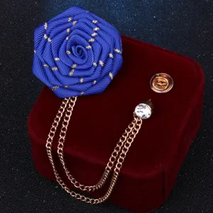 Elegante blaue Band-Rosen-Brosche mit Goldketten-Quaste und funkelndem Strass-Anstecknadel für Anzüge.
