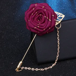 Koreanischer Stoffband Rosen Rebrosche mit goldener langer Nadel und Kette fuer Uniformen.