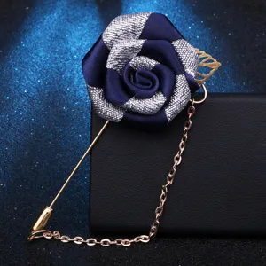 Blaues Stoffblumen Reversnadel mit langer Metallnadel und Kettendetail für Manteldekoration.