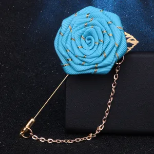 Detailansicht der blauen Stoffband-Rosen-Anstecknadel mit edler Metallkette und Nadel.