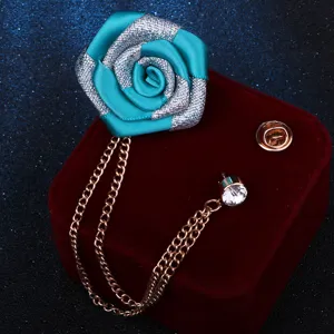 Broche de costume elegante pour homme en tissu rose avec chaine a pampilles de mariage.