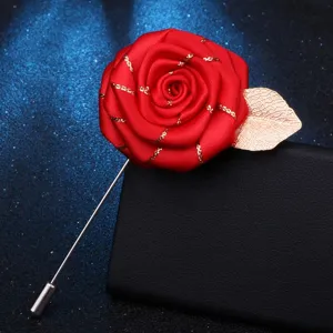 Broche fleur rose en tissu pour costume homme avec feuille dorée longue épingle détail
