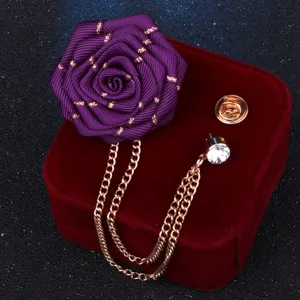 Lila Band Rosen Brosche Detail, goldene Kette mit sprungendem glitzernden Strass Akzent.
