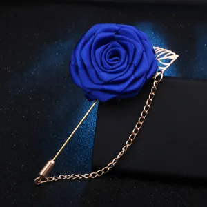 Élégante broche fleur rose en tissu bleu pour homme, longue épingle dorée avec chaîne et feuille.