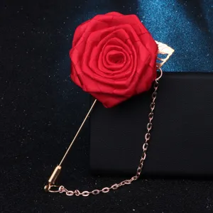 Broche fleur de rose en tissu rouge pour homme, accessoire élégant pour costume de mariage.