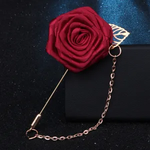 Belle boutonnière rose en tissu rouge avec longue épingle dorée et chaîne pour costume homme.