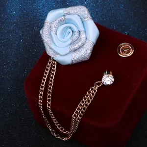 Vue de détail en gros plan de l'épingle de revers fleur de rose en tissu bleu chic.
