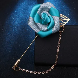 Nahaufnahme handgemachte Stoffblume Brosche, blau silber Band Anstecknadel, goldene Kette.