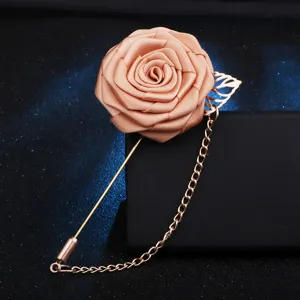 Broche fleur en tissu avec chaine metal et feuille, accessoire elegant pour costume homme detail