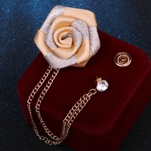 Broche de revers fleur de rose en tissu avec chaîne pour costume homme mariage.