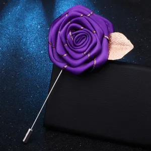 Broche rose en tissu violet exquis avec detail de feuille d'or, accessoire de costume.