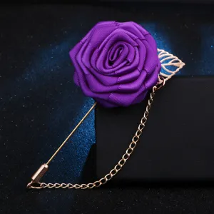 Broche fleur de rose en tissu violet épingle avec chaîne dorée et feuille pour costume homme