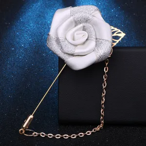 Handgearbeitete Stoffblumen Brosche mit langer Nadel, Kette und Blattelement für Damen.
