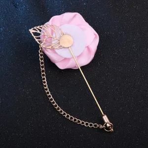 Broche rose en tissu rose avec épingle dorée breloque feuille et chaîne pour costume.