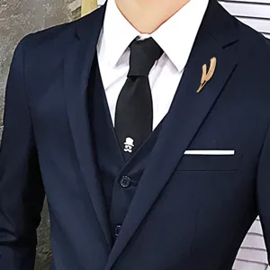 Elegant gold feather brooch for men suits, vintage alloy leaf lapel pin fashion accessory.
