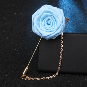 Broche fleur de rose en tissu bleu exquis avec longue aiguille métallique dorée et chaîne.