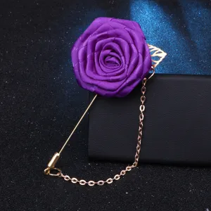 Élégante broche de rose en tissu pourpre avec longue épingle dorée et chaîne pour hommes.