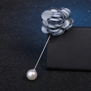 Broche fleur de camélia en tissu gris avec perle longue épingle élégante corsage femme bijoux