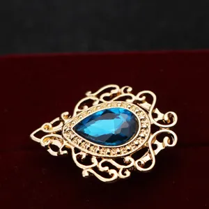 Vintage Hofstil Tropfen blauer Edelstein Brosche mit filigranem goldenen Spitzenmuster Detail.