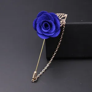 Blaue Stoff Rose Anstecknadel mit langem Metallstift und haengender Kette Detail.