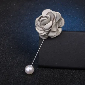 Élégante broche fleur de camélia en tissu avec longue épingle perlée accessoire mode femme.