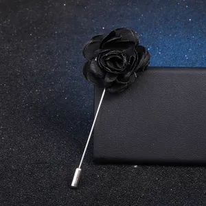 Broche fleur en tissu noir avec longue épingle, accessoire élégant pour style féminin.
